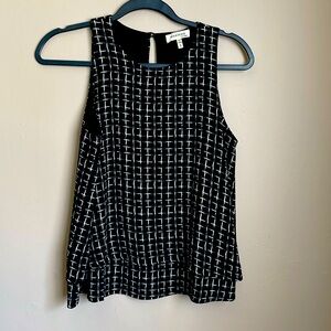 Sleveless flowy black and white blouse in small